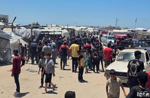 تجمّع فلسطينيون في موقع غارة إسرائيلية استهدفت دراجة نارية كهربائية قرب خيمة تأوي نازحين غرب خان يونس جنوب قطاع غزة في 2 يونيو/حزيران 2026. وبحسب مصادر طبية، أسفرت الغارة عن إصابة 10 أشخاص، بينهم اثنان في حالة حرجة. (صورة: طارق محمد)