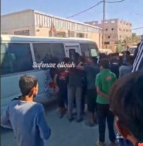 وصول 3 أسرى محررين إلى مستشفى شهداء الأقصى