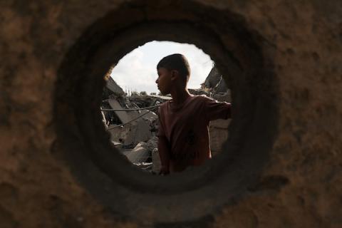 يتفقد فلسطينيون الأضرار التي لحقت بمسجد النور عقب هجوم على مخيم البريج للاجئين، وسط قطاع غزة، في 24 يوليو/تموز 2026. صورة: معز صالحي