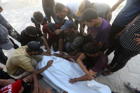ودّع فلسطينيون جثمان محمد تيسير عزام في مستشفى الشفاء بمدينة غزة في 30 يوليو/تموز 2026.صورة: بلال أسامة