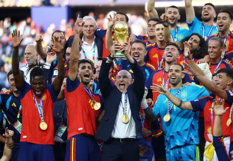 لويس دي لا فوينتي، مدرب المنتخب الإسباني يرفع كأس العالم إلى جانب لاعبي الفريق احتفالاً بالفوز باللقب. 19 تموز 2026. (رويترز).jpg