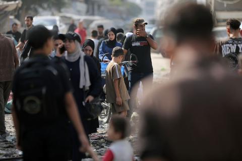 يتفقد فلسطينيون الأضرار الناجمة عن غارتين جويتين إسرائيليتين استهدفتا منزلين في مخيم الشاطئ للاجئين، غرب مدينة غزة، في 30 يوليو/تموز 2026. صورة: بلال أسامة
