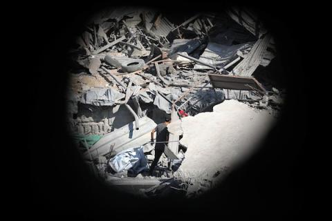 يتفقد فلسطينيون موقع غارة جوية إسرائيلية استهدفت مسجداً في منطقة اليرموك بمدينة غزة، في 29 يوليو/تموز 2026.صورة: بلال أسامة
