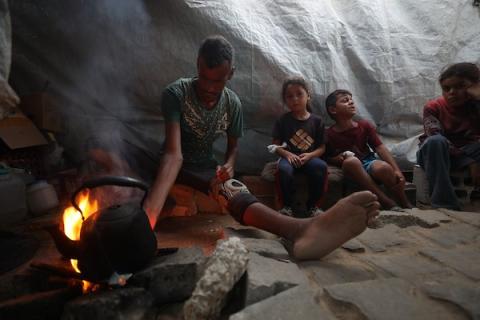 فلسطينيون نازحون يعيشون في خيام مهترئة متجمعة في دير البلح، وسط قطاع غزة، في 30 يونيو/حزيران 2026، وسط نقص حاد في الغذاء والمياه والخدمات الأساسية. تصوير: حسن الجدي