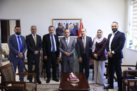 المدرسة الوطنية الفلسطينية للإدارة تستقبل وفداً من البنك الإسلامي العربي لبحث آفاق التعاون المشترك.jpg