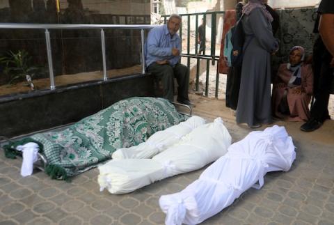مشيّعون يودّعون جثامين ثلاثة فلسطينيين، بينهم طفل، في مستشفى الشفاء بمدينة غزة، في 8 يوليو/تموز 2026، بعد مقتلهم في غارة إسرائيلية استهدفت مركبة بحي الصبرة مساء اليوم السابق. تصوير: بلال أسامة