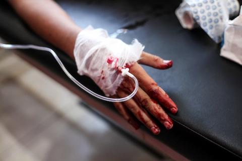 يتلقى فلسطينيون جرحى، بينهم أطفال، العلاج في مستشفى العودة بمخيم النصيرات للاجئين، وسط قطاع غزة، في 17 يوليو/تموز 2026. صورة: معز صالحي
