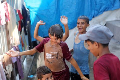 يعيش فلسطينيون نازحون في خيام مؤقتة في استاد اليرموك بمدينة غزة، في 29 يوليو/تموز 2026.صورة: بلال أسامة