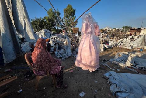 عائلات فلسطينية نازحة تتفقد الأضرار التي لحقت بخيامها وممتلكاتها بعد غارة إسرائيلية استهدفت مخيمًا للنازحين في منطقة المواصي بخان يونس، جنوب قطاع غزة، في 30 يونيو/حزيران 2026. تصوير: طارق محمد