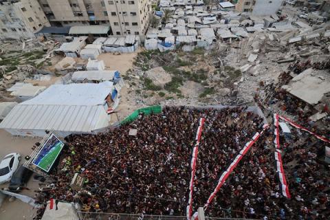 يتابع فلسطينيون البث المباشر لمباراة دور الـ16 من بطولة كأس العالم لكرة القدم بين مصر والأرجنتين في مدينة غزة يوم الثلاثاء 7 يوليو/تموز 2026.  (صورة: عمر أشتوي)