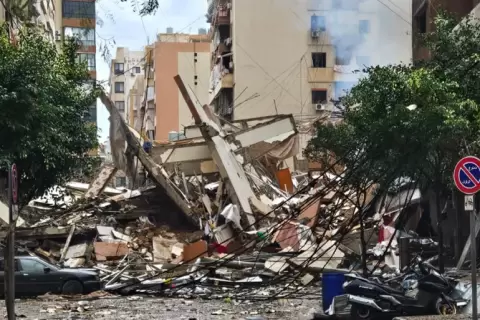 أطلال المبنى الذي يضم مخازن  المركز الثقافي للكتاب  في الضاحية الجنوبية من بيروت (الجزيرة).webp