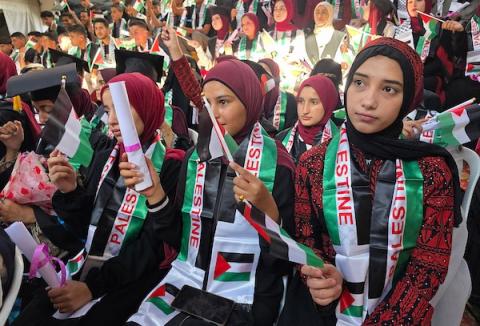 طلاب متفوقون وعائلاتهم خلال حفل تكريم أوائل الثانوية العامة في خان يونس، جنوب قطاع غزة، 28 يوليو/تموز 2026. تصوير: طارق محمد.