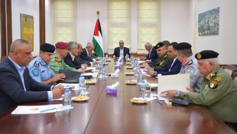 الشيخ يعقد اجتماعا مع قادة الأجهزة الأمنية لمتابعة التطورات الراهنة.jpeg