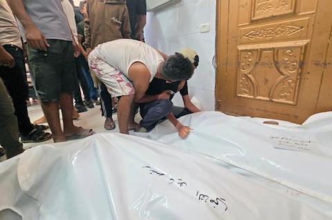 ودّع المشيّعون جثماني فلسطينيين اثنين، أحدهما طفل، في مستشفى الشفاء بمدينة غزة، في 8 يوليو/تموز 2026.صورة: بلال أسامة