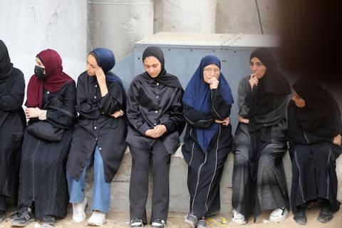 ودّع المشيّعون جثامين فراس المصري وزوجته وأطفالهما الأربعة بعد استشهادهم في غارة جوية إسرائيلية استهدفت منزلًا لعائلة المصري في شارع الثلاثيني بمدينة غزة، في 21 يوليو/تموز 2026. صورة: بلال أسامة