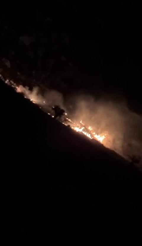 اندلاع نيران قرب البؤرة الاستيطانية الجديدة التي أقامها المستوطنون على أراضي تل العاصور، شرق رام الله.jpg
