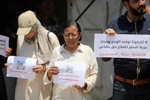 صحفيون فلسطينيون يشاركون في وقفة تضامنية مع زملائهم الجرحى والمرضى أمام خيمة الصحفيين في مدينة غزة، في 22 يوليو/تموز 2026.تصوير: بلال أسامة
