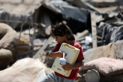 يتفقد فلسطينيون الأضرار الناجمة عن غارتين جويتين إسرائيليتين استهدفتا منزلين في مخيم الشاطئ للاجئين، غرب مدينة غزة، في 30 يوليو/تموز 2026. صورة: بلال أسامة