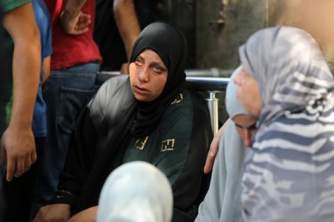 ودّع المشيّعون جثامين ثلاثة فلسطينيين قُتلوا في غارات إسرائيلية على حيّ الزيتون بمدينة غزة وبلدة بيت لاهيا، وذلك خلال جنازتهم في مستشفى الشفاء بمدينة غزة، في الرابع من يوليو/تموز 2026. صورة: بلال أسامة