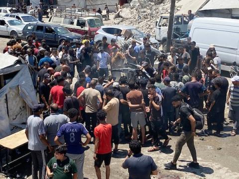 تجمّع فلسطينيون في موقع غارة إسرائيلية استهدفت سيارة مدنية في شارع الجلاء بمدينة غزة، في 20 يوليو/تموز 2026.صورة: محمد صالحة