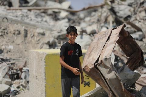 فلسطينيون نازحون يحملون أمتعتهم أثناء مغادرتهم حي الزيتون بمدينة غزة، في 22 يوليو/تموز 2026، بعدما تقدّم الجيش الإسرائيلي بحواجز خرسانية تُعرف باسم «الخط الأصفر».تصوير: بلال أسامة