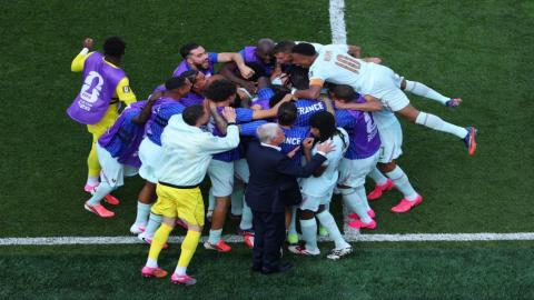 عثمان ديمبيلي (لاعب فرنسا) يحتفل بتسجيل الهدف الثاني لفريقه مع زملائه ضد المغرب في ربع نهائي كأس العالم. 9 تموز 2026. (رويترز).jpeg