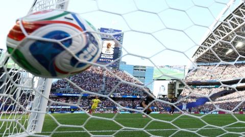 هانس فاناكن يسجل الهدف الثالث لبلجيكا أمام الولايات المتحدة في دور الـ16 من كأس العالم 2026. (رويترز).jpeg