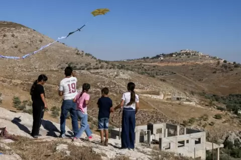 تلوّن طائرات ورقية سماء قرية بورين الفلسطينية في شمال الضفة الغربية .. أ ف ب.webp