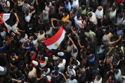 يتابع فلسطينيون البث المباشر لمباراة دور الـ16 من بطولة كأس العالم لكرة القدم بين مصر والأرجنتين في مدينة غزة يوم الثلاثاء 7 يوليو/تموز 2026. (صورة: عمر أشتوي)
