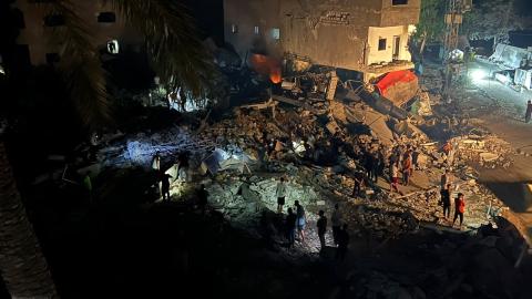 آثار الدمار الواسع عقب قصف إسرائيلي استهدف مربعًا سكنيًا في منطقة الحساينة، غربي مخيم النصيرات وسط قطاع غزة، ما أدى إلى تدمير وتضرر عدد من المنازل وتشريد نحو 20 أسرة..jpg
