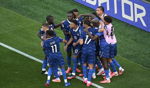 لاعبو فرنسا يحتفلون بالهدف (Gettyimages).jpg