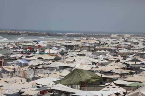 فلسطينيون نازحون يعيشون داخل خيام مؤقتة مكتظة على طول شاطئ مدينة غزة، في 9 يوليو/تموز 2026، وسط حرارة صيفية مرتفعة ونقص في المياه النظيفة والخدمات الأساسية، بعد فرارهم من مناطق متفرقة من القطاع. (تصوير: بلال أسامة)
