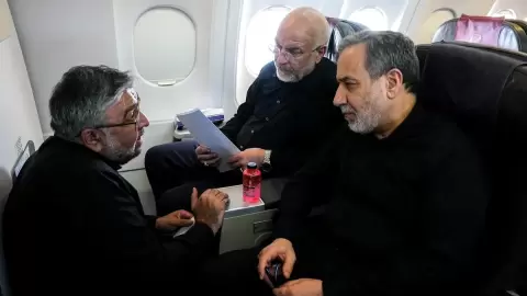 رئيس البرلمان الإيراني محمد باقر قاليباف ووزير الخارجية عباس عراقجي في طريقهما إلى مدينة زيورخ السويسرية. 20 يونيو 2026 - REUTERS.webp