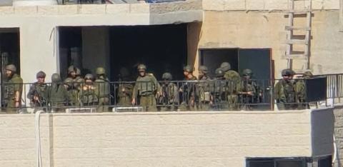 قوات الاحتلال تقتحم حي سطح مرحبا وتعتلي سطح بناية.jpg