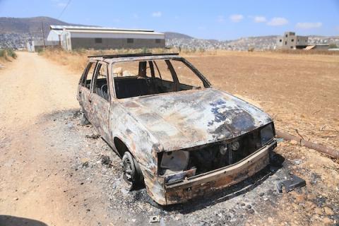 سيارة فلسطينية محترقة بالقرب من قرية سالم، شرق مدينة نابلس بالضفة الغربية، في 27 يوليو/تموز 2026. أفاد سكان محليون أن السيارة أُضرمت فيها النيران خلال هجوم شنه مستوطنون في المنطقة. تصوير: محمد ناصر