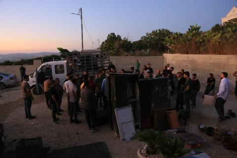 يتفقد فلسطينيون منزلاً محترقاً بعد أن أضرمت فيه النيران مجموعة من المستوطنين اليهود في قرية تل، غرب مدينة نابلس بالضفة الغربية، في 18 يوليو/تموز 2026. صورة: محمد ناصر