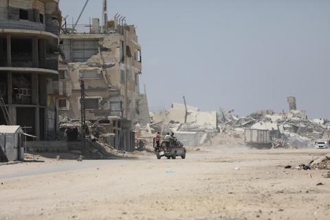يعيش فلسطينيون نازحون في خيام مؤقتة مكتظة على طول شاطئ مدينة غزة، قطاع غزة، في 9 يوليو/تموز 2026.صورة: بلال أسامة