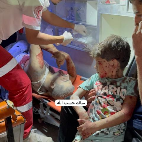 عدد من الإصابات أغلبها من النساء والأطفال جراء استهداف مروحية إسرائيلية لشقة سكنية في مخيم الشاطئ.jpg