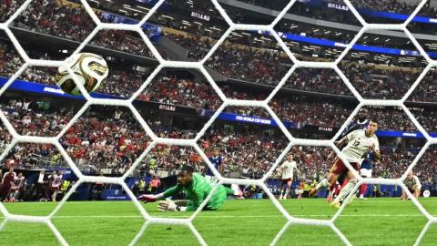 الإسباني بيدرو بورو يسجل الهدف الثاني لمنتخب بلاده أمام فرنسا، في نصف نهائي كأس العالم 2026 على ستاد دالاس في أرلينغتون الأميركية، 14 تموز 2026. (رويترز).jpeg