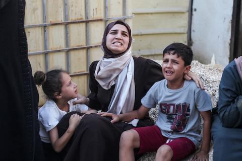 فلسطينيون ينوحون على جثامين ذويهم في مستشفى العودة بمخيم النصيرات للاجئين، وسط قطاع غزة، في 17 يوليو/تموز 2026. صورة: معز صالحي