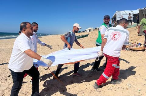 انتشل مسعفون جثة فلسطيني وأجلوا جرحى من موقع غارة إسرائيلية استهدفت مركبة مدنية غرب مخيم النصيرات للاجئين وسط قطاع غزة، في 11 يوليو/تموز 2026.  صورة: حسن الجدي
