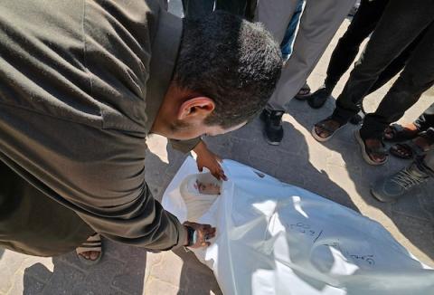 يشارك المشيعون في جنازة عادل أبو بكر والطفلة سما الصوفي، اللذين أفادت مصادر فلسطينية باستشهادهما بنيران إسرائيلية في منطقة المواصي بخان يونس، جنوب قطاع غزة، في 24 يوليو/تموز 2026.صورة: طارق محمد