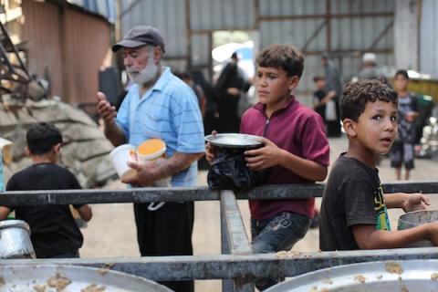 يتجمع فلسطينيون نازحون لتلقي وجبات طعام من مطبخ خيري في مخيم النصيرات للاجئين، وسط قطاع غزة، في 30 يوليو/تموز 2026. صورة: حسن الجدي