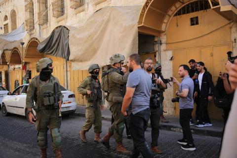 انتشرت القوات الإسرائيلية في البلدة القديمة بالخليل في الضفة الغربية المحتلة في 25 يوليو/تموز 2026، وأغلقت الطرق والمداخل المؤدية إلى عدة أحياء لتأمين جولة للمستوطنين الإسرائيليين.صورة: مأمون وزواز
