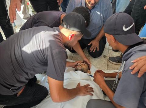 تجمع المشيعون حوتجمع المشيعون حول جثمان سليمان سحمود خلال جنازته في مستشفى ناصر بخان يونس، جنوب قطاع غزة، في 26 يوليو/تموز 2026، قبل دفنه. صورة: طارق محمد