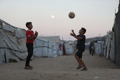 فلسطينيون نازحون يعيشون في خيام مهترئة متجمعة في دير البلح، وسط قطاع غزة، في 30 يونيو/حزيران 2026، وسط نقص حاد في الغذاء والمياه والخدمات الأساسية. تصوير: حسن الجدي