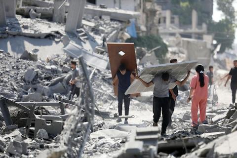 فلسطينيون يتفقدون الأضرار التي لحقت بمنازلهم في حي الشجاعية شرقي مدينة غزة، ويبحثون بين الركام عن ممتلكاتهم، عقب غارات إسرائيلية وتوغل بري في المنطقة، 27 تموز/يوليو 2026. تصوير: بلال أسامة