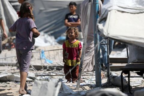 يتفقد فلسطينيون الأضرار الناجمة عن غارتين جويتين إسرائيليتين استهدفتا منزلين في مخيم الشاطئ للاجئين، غرب مدينة غزة، في 30 يوليو/تموز 2026. صورة: بلال أسامة