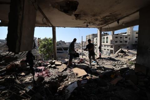 يتفقد فلسطينيون الأضرار التي لحقت بأحد المنازل عقب غارة جوية إسرائيلية على مدينة غزة في 18 يوليو/تموز 2026.(صورة: هادي داود)
