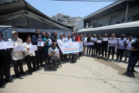 صحفيون فلسطينيون يشاركون في وقفة تضامنية مع زملائهم الجرحى والمرضى أمام خيمة الصحفيين في مدينة غزة، في 22 يوليو/تموز 2026، مطالبين بإجلائهم بصورة عاجلة لتلقي العلاج التخصصي خارج القطاع.تصوير: بلال أسامة